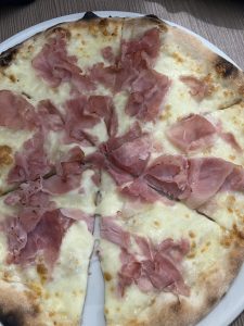 Pizza bianca con il prosciutto