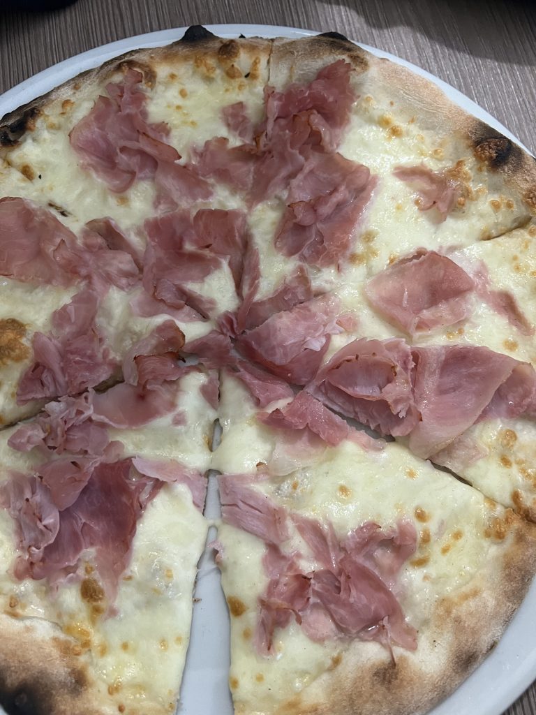 Pizzeria a Torino | pizza fantasy zona via nizza , pizza bianca con prosciutto